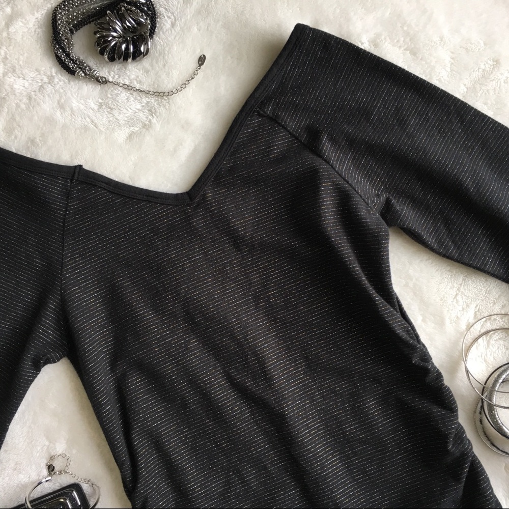🖤🆕{EXPRESS} V-Neckline Off-Shoulder Rouched Top - Picture 7 of 8